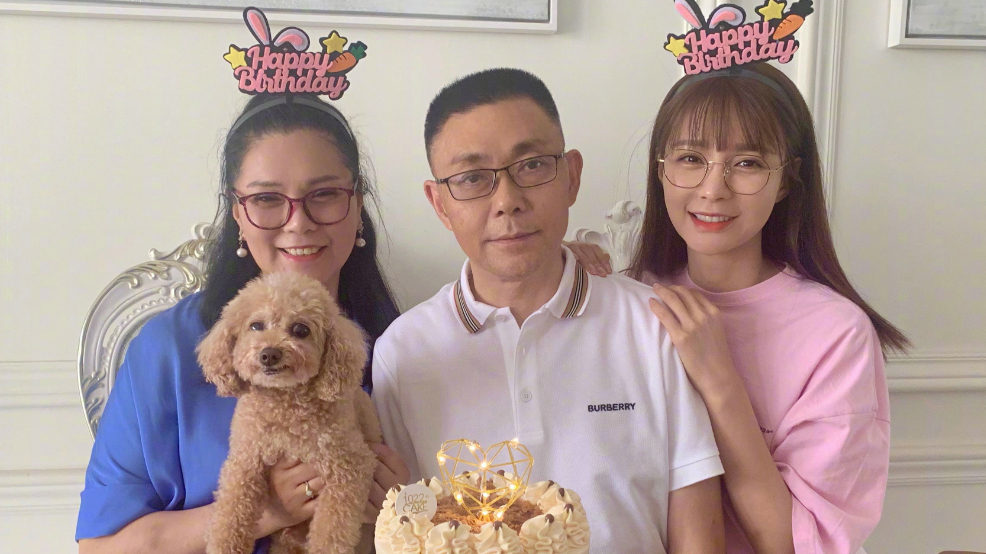 【幸福洋溢!沈梦辰晒全家福为妈妈庆生:长大换我来照顾你】6月10日是沈梦辰妈妈的生日。沈梦